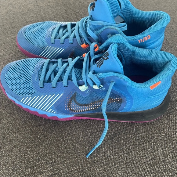 Nike Kyrie Flytrap 5 Grade School - Picture 2 of 5